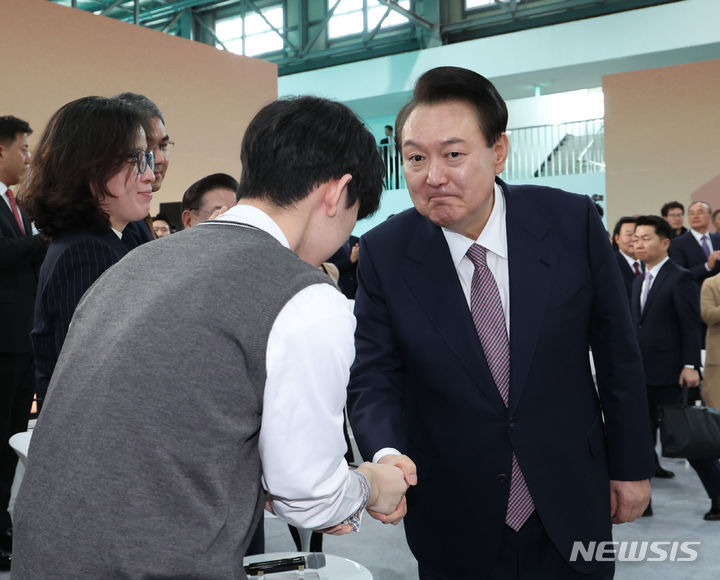 [서산=뉴시스] 조수정 기자 = 윤석열 대통령이 26일 충남 서산비행장에서 '미래산업으로 민생 활력 넘치는 충남'을 주제로 열린 열다섯 번째 국민과 함께하는 민생토론회에 입장하며 참석자와 악수하고 있다. 2024.02.26. chocrystal@newsis.com