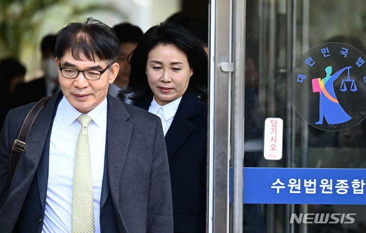 [수원=뉴시스] 김종택 기자 = 공직선거법 위반 혐의로 기소된 이재명 더불어민주당 대표의 배우자 김혜경씨가 26일 경기도 수원지방법원에서 열린 첫 재판이 끝난 뒤 법원을 나서고 있다. 2024.02.26. jtk@newsis.com