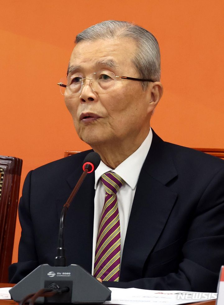 [서울=뉴시스] 조성봉 기자= 김종인 개혁신당 공천관리위원장이 26일 오후 서울 여의도 국회에서 열린 제1차 개혁신당 공천관리위원회의에서 발언을 하고 있다. 2024.02.26. suncho21@newsis.com