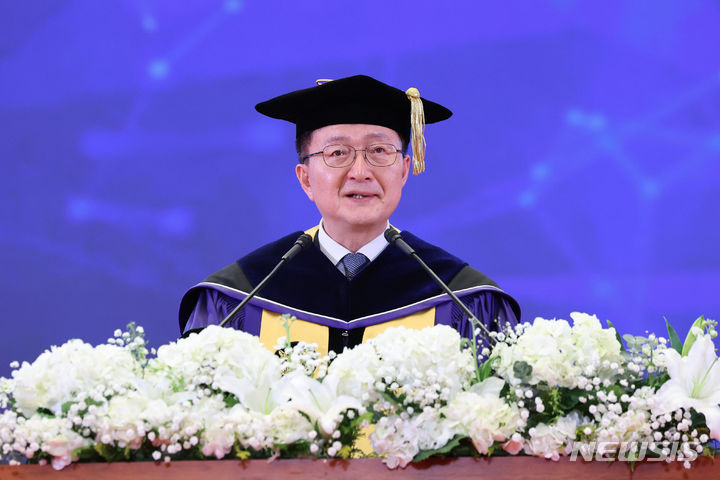 [서울=뉴시스] 권창회 기자 = 유홍림 서울대 총장이 지난달 26일 오후 서울 관악구 서울대학교에서 열린 제78회 학위수여식에서 식사를 하고 있다. 2024.02.26. kch0523@newsis.com