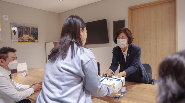 [서울=뉴시스] 강정애 국가보훈부 장관이 26일 오전 최연소 히어로즈 패밀리 탄생 축하를 위해 인천광역시 아인병원에 방문하여 故 박찬준 경위의 배우자를 만나 위문과 격려를 하고 있다. (사진=국가보훈부 제공) 2024.02.26. photo@newsis.com *재판매 및 DB 금지