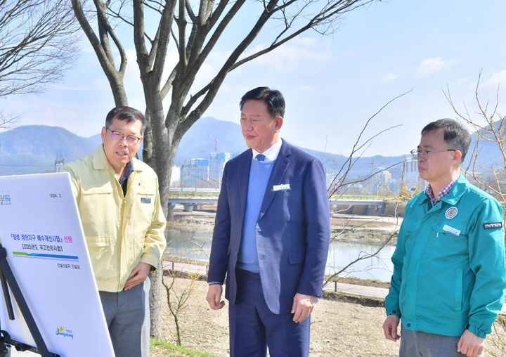 [장성=뉴시스] 김한종 전남 장성군수(가운데) 상습침수 지역인 장성읍 장안지구 배수개선사업 계획을 보고 받고 있다. (사진=장성군 제공) 2024.02.26. photo@newsis.com *재판매 및 DB 금지