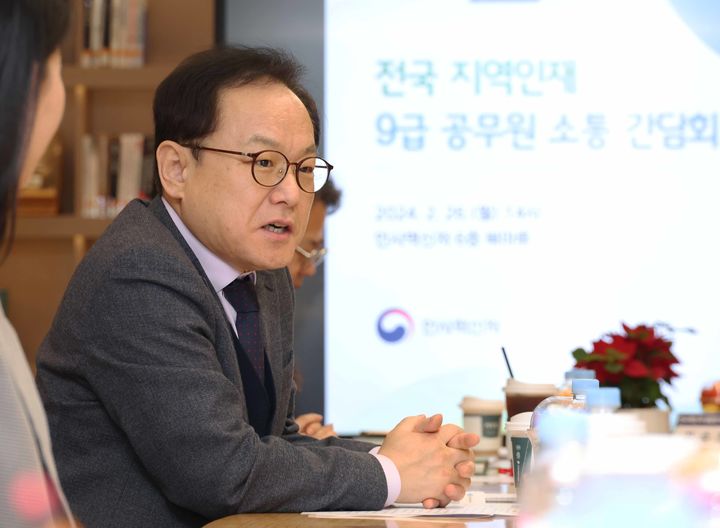 [서울=뉴시스] = 김승호 인사혁신처장이 지난달 26일 세종시 정부세종청사에서 열린 '전국 지역인재 9급 공무원 소통 간담회'에서 인사말을 하고 있다.(사진=인사혁신처 제공) 2024.02.26. photo@newsis.com *재판매 및 DB 금지