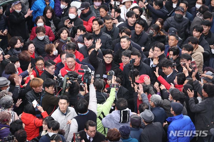 [원주=뉴시스] 추상철 기자= 한동훈 국민의힘 비상대책위원장이 26일 강원 원주시 자유시장을 찾아 시민들에게 인사하고 있다. (공동취재) 2024.02.26. photo@newsis.com