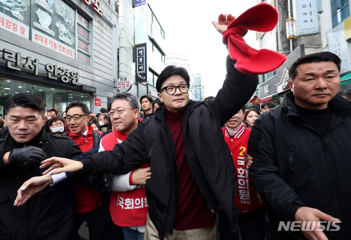 [원주=뉴시스] 추상철 기자 = 한동훈 국민의힘 비상대책위원장이 26일 오후 강원 원주시 중앙시장을 방문해 시민들을 향해 인사하고 있다. 2024.02.26. scchoo@newsis.com