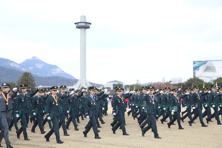[서울=뉴시스] 26일 서울 노원구 육군사관학교 화랑 연병장에서 열린 제80기 졸업 및 임관식에서 임관장교들이 행진하고 있다.(사진=육군 제공) 2024.02.26. photo@newsis.com *재판매 및 DB 금지