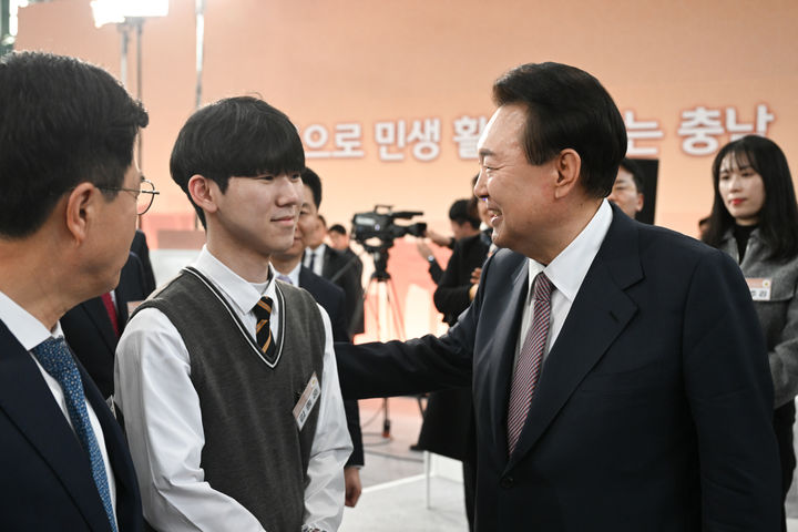 [서산=뉴시스] 윤석열 대통령이 26일 충남 서산비행장에서 '미래산업으로 민생 활력 넘치는 충남'을 주제로 열린 열다섯 번째 국민과 함께하는 민생토론회를 마친 뒤 참석 학생을 격려하고 있다. (사진=대통령실 제공)2024.02.26. photo@newsis.com *재판매 및 DB 금지