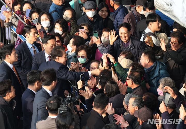 [서산=뉴시스] 조수정 기자 = 윤석열 대통령이 26일 충남 서산 동부전통시장을 방문해 시민들과 악수하고 있다. 2024.02.26. chocrystal@newsis.com