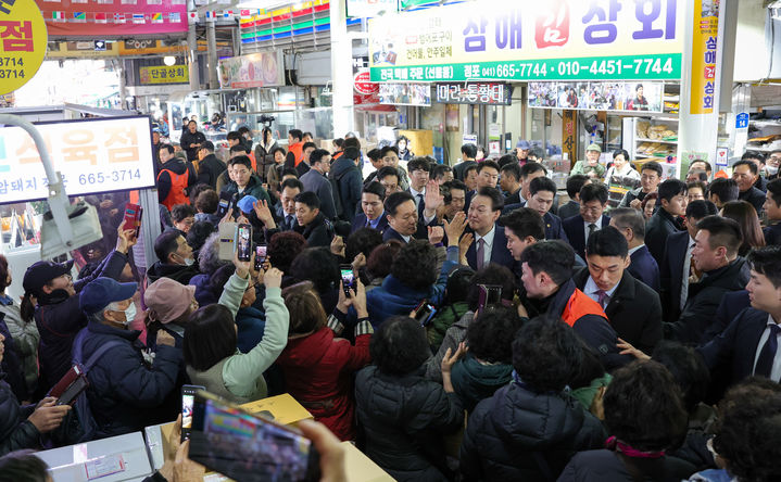 [서울=뉴시스] 윤석열 대통령이 26일 충남 서산 동부전통시장을 방문해 환영 나온 시민과 상인들에게 인사하고 있다. (사진=대통령실 제공) 2024.02.26. photo@newsis.com *재판매 및 DB 금지