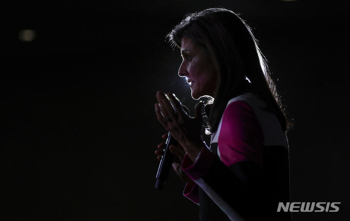 [블루밍턴=AP/뉴시스]2024년 미국 대선 공화당 경선 주자인 니키 헤일리 전 유엔 대사가 26일(현지시간) 미네소타 블루밍터에서 유세하고 있다. 2024.02.27.