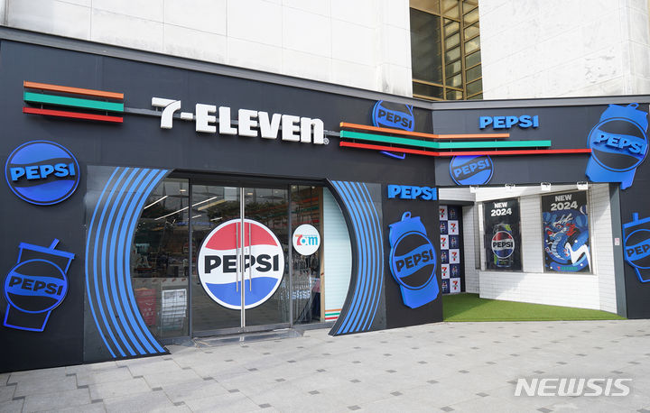 [서울=뉴시스]편의점 세븐일레븐이 글로벌 음료 브랜드 펩시와 함께 'MZ 파티타임'을 주제로한 콘셉트 스토어를 선보인다고 27일 밝혔다.2024.02.27.(사진=세븐일레븐 제공)photo@newsis.com