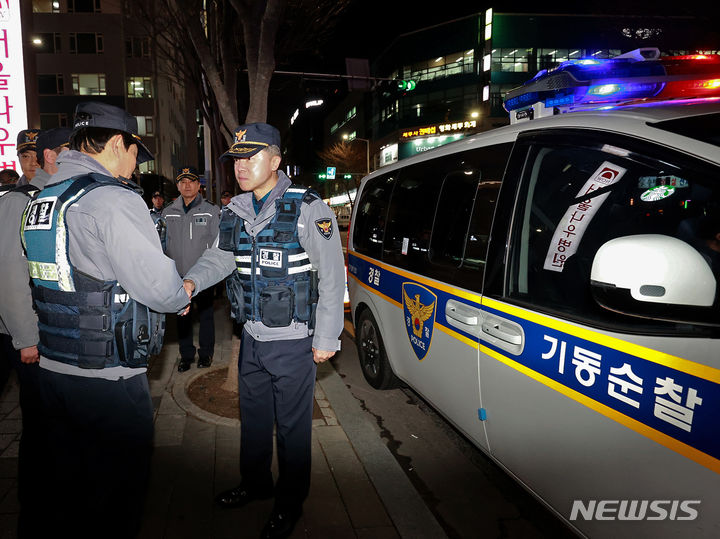 [성남=뉴시스] 26일 오후 7시 홍기현 경기남부경찰청장이 지난해 8월 벌어진 경기 성남시 분당구 서현역 흉기 난동 사건 현장을 찾아 순찰을 벌였다. 이번 순찰은 이상동기범죄 등 흉악범죄 대응을 위해 출범한 기동순찰대와 함께 진행했다. (사진=경기남부경찰청 제공) 2024.2.27. photo@newsis.com  *재판매 및 DB 금지