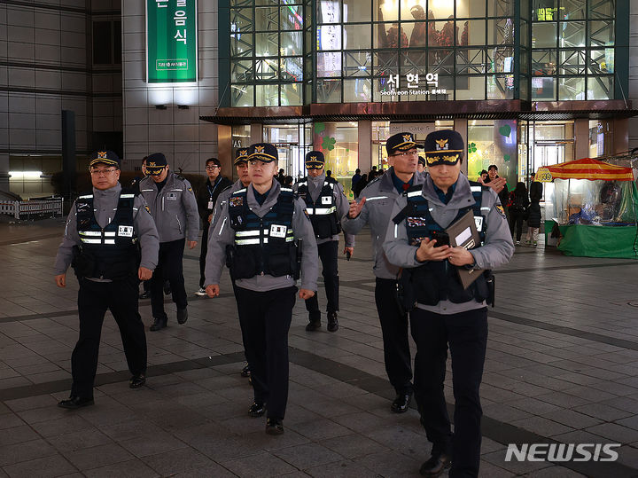 [성남=뉴시스] 26일 오후 7시 홍기현 경기남부경찰청장이 지난해 8월 벌어진 경기 성남시 분당구 서현역 흉기 난동 사건 현장을 찾아 순찰을 벌였다. 이번 순찰은 이상동기범죄 등 흉악범죄 대응을 위해 출범한 기동순찰대와 함께 진행했다. (사진=경기남부경찰청 제공) 2024.2.27. photo@newsis.com  *재판매 및 DB 금지