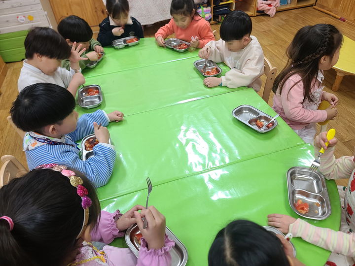 [진주=뉴시스]진주시, 어린이집 과일간식 지원.(사진=진주시 제공).2025.06.02.photo@newsis.com *재판매 및 DB 금지