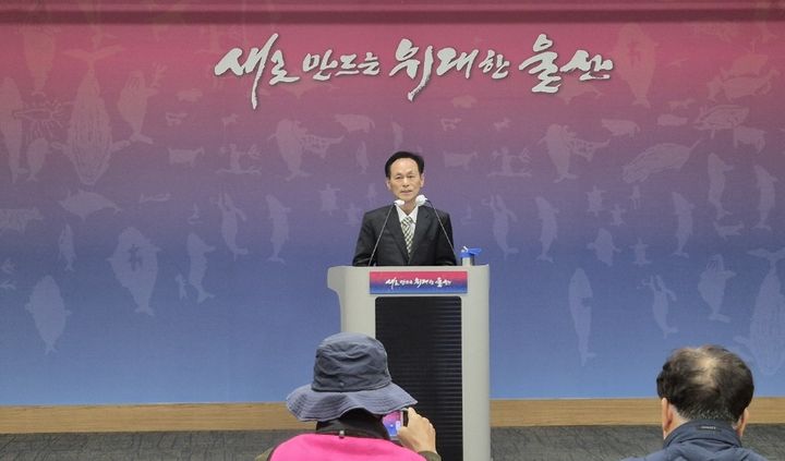 [울산=뉴시스] 구미현 기자 = 신불산 케이블카 설치 반대 대책위원회 전 공동대표인 A씨는 27일 울산시청 프레스센터에서 기자회견을 열고 "울산환경운동연합은 여러 계좌로 받은 회원들의 회비와 기부금 중 거액을 사무처 직원이 상습적으로 횡령한 사실이 드러났다"고 밝히고 있다. *재판매 및 DB 금지