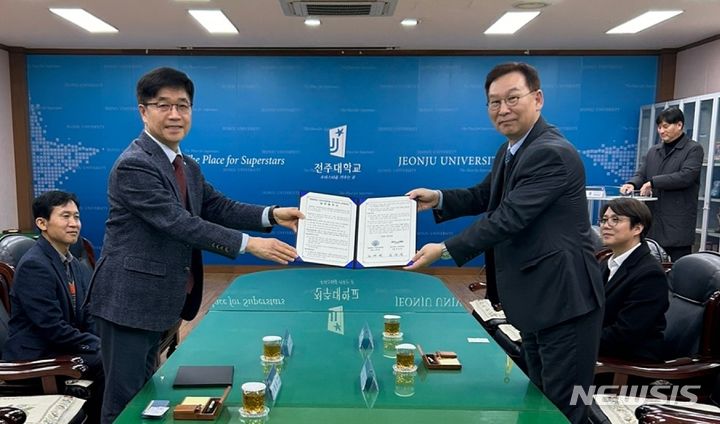 [전주=뉴시스]윤난슬 기자 = 전북 전주대학교 산학협력단은 국방대학교와 상호 협력 강화를 위한 업무협약을 체결했다고 27일 밝혔다.(사진=전주대 제공)