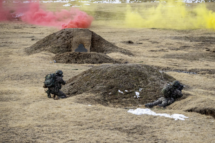 [서울=뉴시스] 1군단 특공연대 장병들이 적과 조우한 상황을 가정한 근접전투사격 훈련을 실시하고 있다. (사진=육군 제공) 2024.02.27. photo@newsis.com *재판매 및 DB 금지