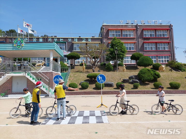 [안성=뉴시스] 자전거 이용 안전교육 모습 (사진 = 안성시 제공) 2024.02.27. photo@newsis.com