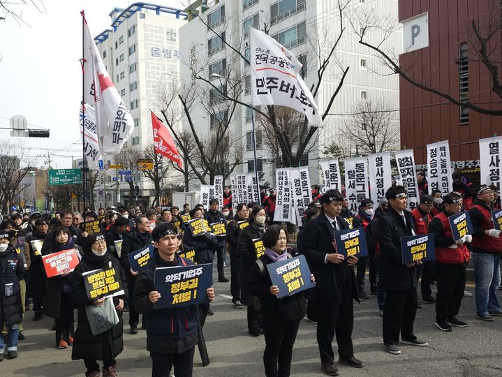 [서울=뉴시스] 임철휘 기자 = 27일 오후 1시30분께 서울 양천구 해성운수 앞에서 고(故) 방영환씨 노제가 진행되고 있다. 2024.02.27. fe@newsis.com *재판매 및 DB 금지