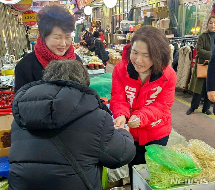 [의정부=뉴시스] 국민의힘 의정부갑 전희경 후보가 의정부제일시장에서 상인들에게 인사를 하고 있다. (사진=전희경 후보 캠프 제공) 2024.02.27 photo@newsis.com