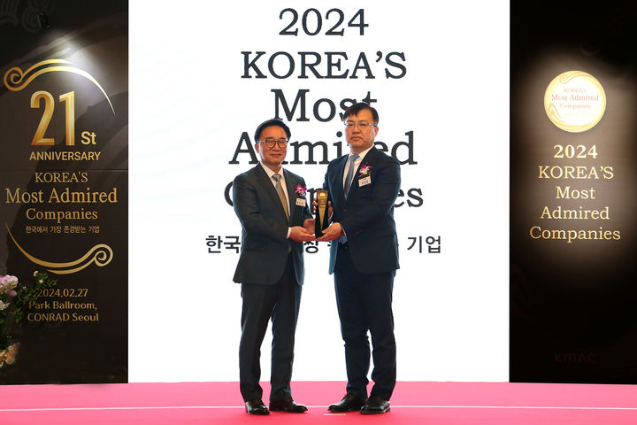 27일 서울 여의도 소재 콘래드 호텔에서 개최된 '2024 한국에서 가장 존경 받는 기업' 인증식에서 신한은행 ESG본부 조정훈 본부장(오른쪽)이 한국능률협회컨설팅 한수희 대표이사와 기념 촬영하고 있다. (사진=신한은행 제공) *재판매 및 DB 금지