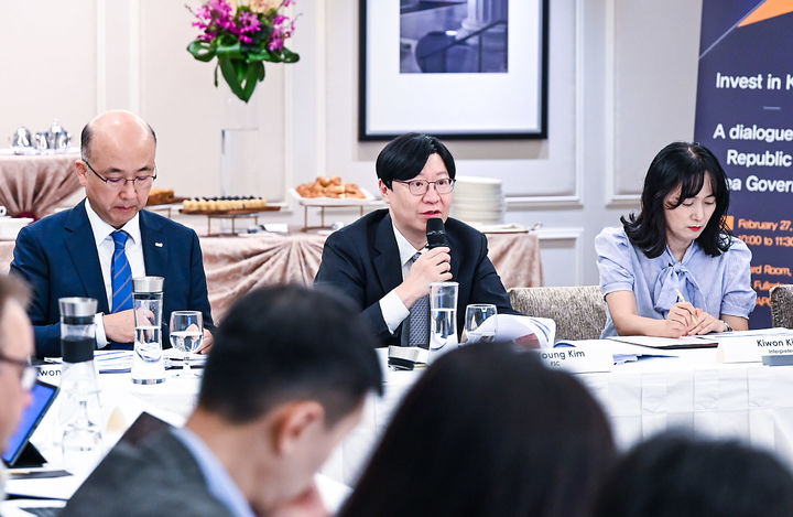 [서울=뉴시스] 김소영 금융위원회 부위원장이 27일 싱가포르 풀러툰 호텔에서 개최한 아시아 주요 기관 투자자 대상 IR에 참석해 정부가 추진 중인 자본시장 선진화 추진방향을 소개하며, 기업 밸류업 지원방안 등에 대해 상세하게 설명하고 있다. (사진=금융위원회) photo@newsis.com *재판매 및 DB 금지