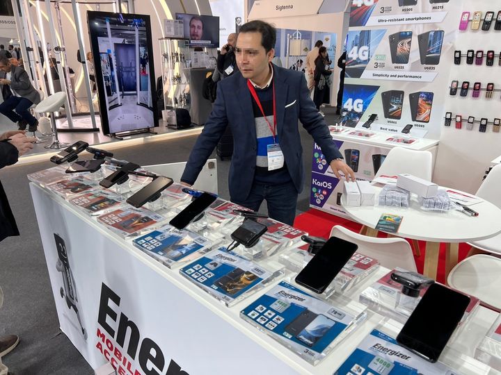 [바르셀로나(스페인)=뉴시스] 심지혜 기자 = 지난 26일(현지시간)부터 스페인 바르셀로나에서 진행 중인 MWC 2024에 전시된 프랑스 단말기 유통사 '아브니르 텔레콤' 스마트폰 '에너자이저 하드케이스 P28K'(맨 왼쪽). P28K는 갤럭시 S24 울트라보다 5배 더 많은 2만8000mAh의 배터리 용량을 갖췄다. 2024.02.27. siming@newsis.com *재판매 및 DB 금지