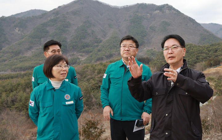 27일 고창군 관내 현장행정에 나선 심덕섭 군수(오른쪽)가 '달빛노을 양고살재 조성사업' 현장을 찾아 양고살재를 대상으로 하는 관광전략을 수립, 지역의 대표 관광휴양명소를 만들겠단 구상을 밝히고 있다. *재판매 및 DB 금지