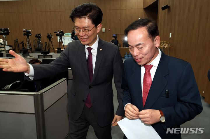 [서울=뉴시스] 조성봉 기자= 김윤식 전 시흥시장이 27일 오전 서울 여의도 국회 소통관에서 더불어민주당 탈당 기자회견을 하기 위해 조정훈 국민의힘 인재영입위원과 함께 들어서고 있다. 2024.02.27. suncho21@newsis.com