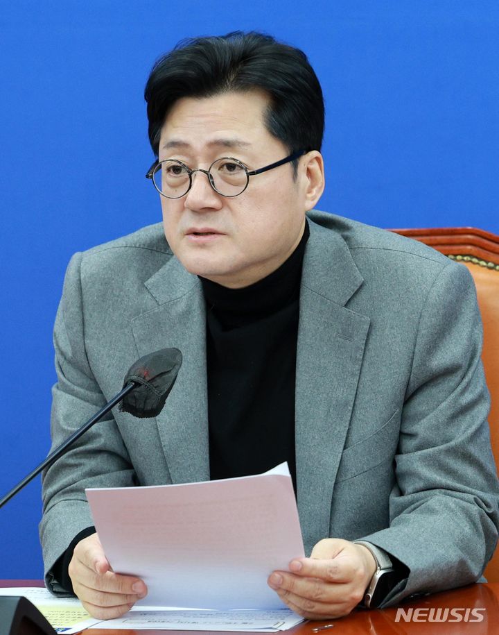 [서울=뉴시스] 고범준 기자 = 홍익표 더불어민주당 원내대표가 27일 오전 서울 여의도 국회에서 열린 원내대책회의에서 발언하고 있다. 2024.02.27. bjko@newsis.com