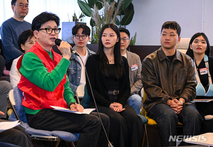 [서울=뉴시스] 추상철 기자 = 한동훈 국민의힘 비상대책위원장이 27일 오전 서울 성동구의 한 북카페에서 '기후 미래 택배' 현장 공약을 발표하고 있다. (공동취재) 2024.02.27. photo@newsis.com