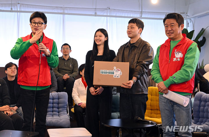[서울=뉴시스] 추상철 기자 = 한동훈 국민의힘 비상대책위원장이 27일 서울 성동구의 한 북카페에서 기후 미래 스타트업 창업자들에게 '기후 미래 택배'를 전달한 후 발언하고 있다. (공동취재) 2024.02.27. photo@newsis.com
