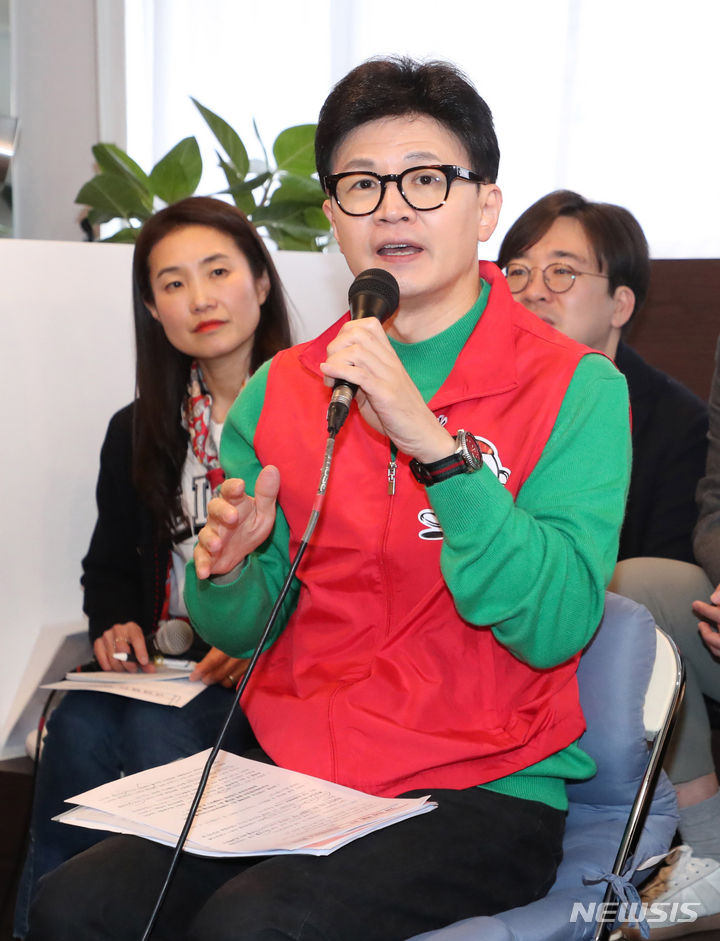 [서울=뉴시스] 추상철 기자 = 한동훈 국민의힘 비상대책위원장이 27일 오전 서울 성동구의 한 북카페에서 '기후 미래 택배' 현장 공약을 발표하고 있다. (공동취재) 2024.02.27. photo@newsis.com