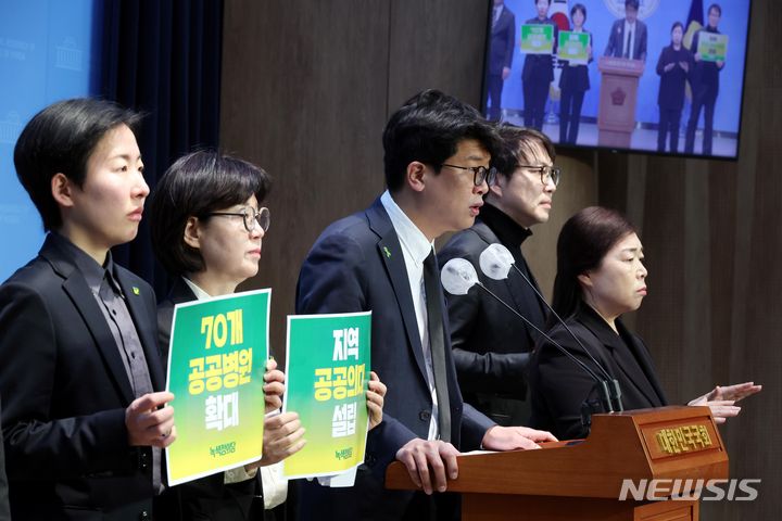 [서울=뉴시스] 조성봉 기자= 김준우 녹색정의당 상임대표가 27일 오전 서울 여의도 국회 소통관에서 열린 의사 집단 진료거부 사태 관련 녹색정의당 긴급 기자회견에서 발언을 하고 있다. 2024.02.27. suncho21@newsis.com