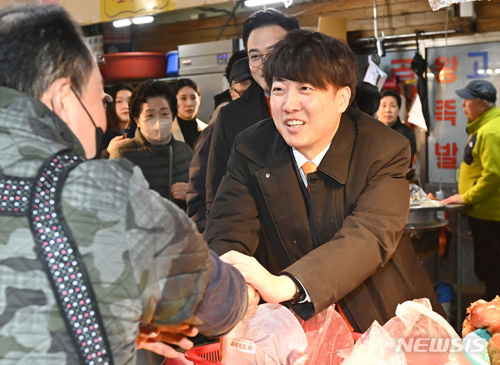 [용인=뉴시스] 김종택 기자 = 이준석 개혁신당 대표가 27일 경기도 용인시 중앙시장을 방문해 상인들과 인사하고 있다. 2024.02.27. jtk@newsis.com