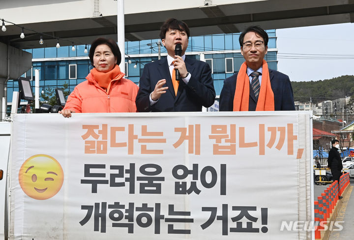 [용인=뉴시스] 김종택 기자 = 이준석 개혁신당 대표가 27일 경기도 용인시 중앙시장을 방문해 정책을 홍보하고 있다. 2024.02.27. jtk@newsis.com