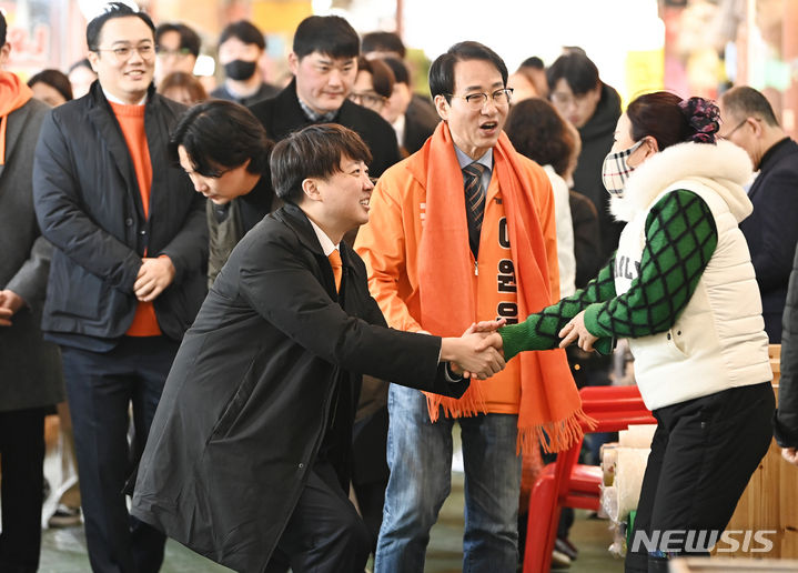 [용인=뉴시스] 김종택 기자 = 이준석 개혁신당 대표가 27일 경기도 용인시 중앙시장을 방문해 상인들과 인사하고 있다. 2024.02.27. jtk@newsis.com