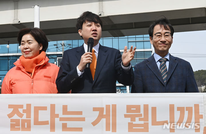 [용인=뉴시스] 김종택 기자 = 이준석 개혁신당 대표가 27일 경기도 용인시 중앙시장을 방문해 정책을 홍보하고 있다. 2024.02.27. jtk@newsis.com