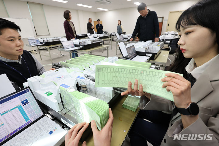 [인천=뉴시스] 전진환 기자 = 27일 인천 남동구선거관리위원회에서 관계자들이 제22대 국회의원선거를 앞두고 24년 신형 투표지분류기를 시험하고 있다.  2024.02.27 amin2@newsis.com