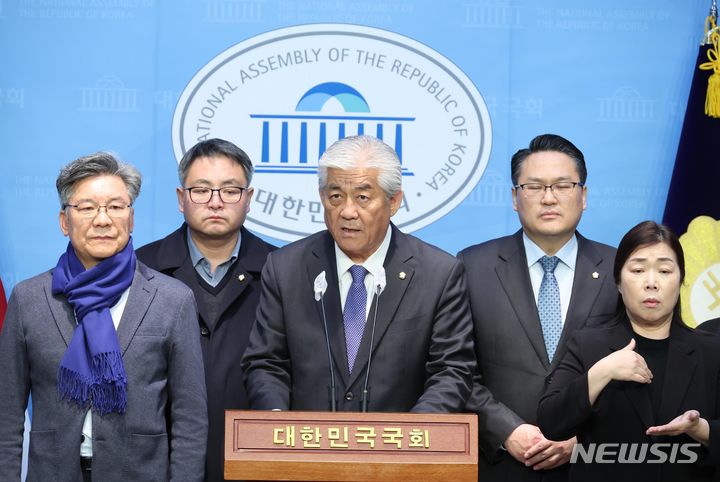 [서울=뉴시스] 조성봉 기자= 이상헌 더불어민주당 의원이 27일 오후 서울 여의도 국회 소통관에서 울산 북구 윤종오 진보당 후보에게 경선을 촉구하는 기자회견을 하고 있다. 이 의원은 민주당과 진보당이 22대 총선에서 울산 북구에 출마할 후보를 진보당 후보로 단일화하기로 결정한 것과 관련해 “경선 수용 불응시 출마를 강행할 예정이다”라고 밝혔다. 2024.02.27. suncho21@newsis.com