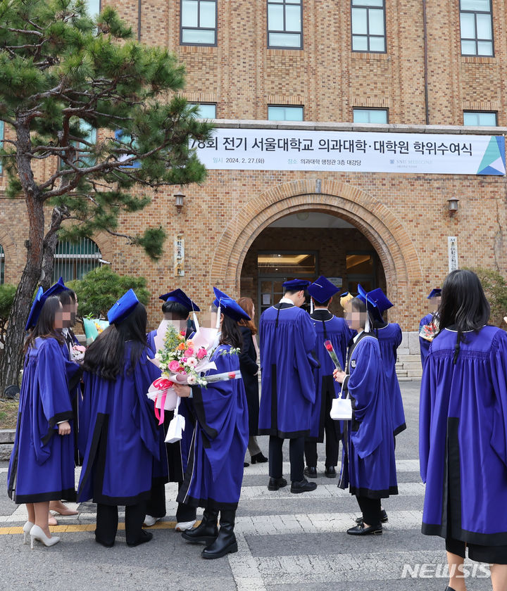 [서울=뉴시스] 최진석 기자 = 27일 서울 종로구 서울대학교 의과대학 행정관에서 열린 서울대 의대 2023학년도 전기 의과대학·대학원 학위수여식에 졸업생들이 참석하고 있다. 2024.02.27. myjs@newsis.com