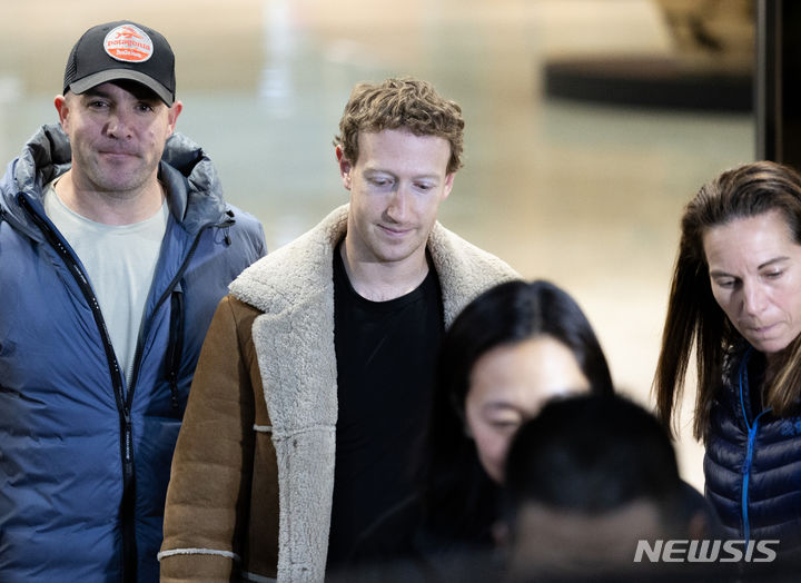 [서울=뉴시스] 권창회 기자 = 기시다 후미오(岸田文雄) 일본 총리는 지난 27일 마크 저커버그 메타 최고경영자(CEO)와 만나 인공지능(AI) 등에 대해 논의했다. 사진은 저커버그 CEO가 27일 오후 서울 강서구 서울김포비즈니스항공센터를 통해 입국하고 있는 모습. (공동취재) 2024.02.28. photo@newsis.com