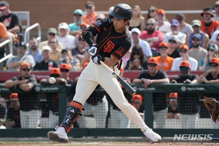 [스코츠데일=AP/뉴시스]샌프란시스코 자이언츠 이정후가 28일(한국시간) 시애틀 매리너스와 시범경기에서 안타를 치고 있다. 2024.02.28.