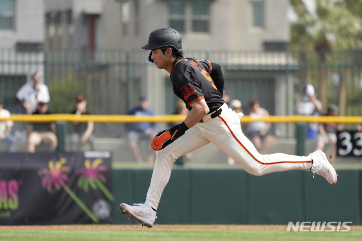 [스코츠데일=AP/뉴시스]샌프란시스코 자이언츠 이정후가 28일(한국시간) 시애틀 매리너스와 시범경기에서 2루로 달리고 있다. 2024.02.28.