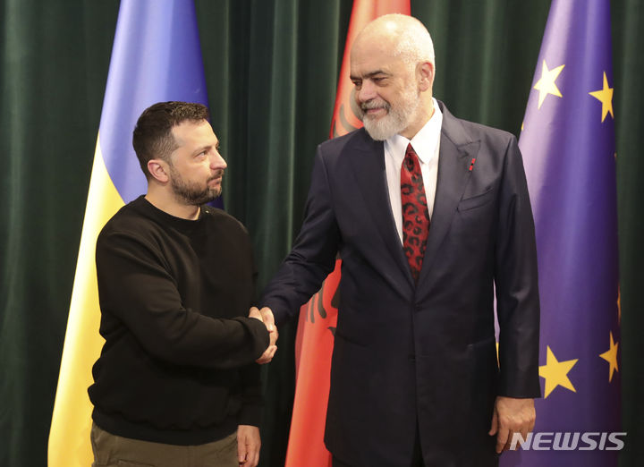 [티라나=AP/뉴시스] 알바니아를 방문한 볼로디미르 젤렌스키(왼쪽) 우크라이나 대통령이 2024년 2월 28일 수도 티라나에서 에디 라마 알바니아 총리와 회담 전 악수하고 있다. 유럽연합 가입을 앞둔 알바니아는 우크라이나 전쟁에 초점을 둔 평화, 안보, 협력에 관한 동남유럽 국가 정상회담을 개최해왔다. 2025.09.19. 