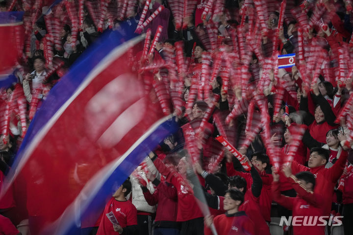 [도쿄=AP/뉴시스]올림픽 예선 일본전 경기장 찾은 북한 조총련 응원단. 2024.02.28. 