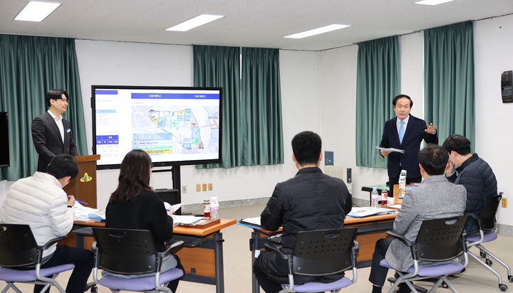 김주수 의성군수가 한국산업단지공단 관계자들에게 노후된 봉양농공단지 환경개선 필요성을 설명하고 있다. (사진=의성군 제공) *재판매 및 DB 금지