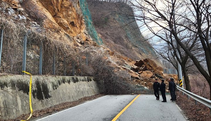 [충주=뉴시스] 이병찬 기자 = 충북 충주시 산척면 명서리 왕복 2차로변 30m 높이 급경사지에서 바위와 토사 등이 쏟아져 내렸다.(사진=충주시 제공) 2024.02.28.photo@newsis.com *재판매 및 DB 금지