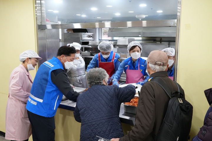 [부산=뉴시스] 남해지방해양경찰청은 28일 부산시 동구 자성대노인복지관을 방문해 무료 급식 배식 봉사활동을 펼치고 있다. (사진=남해해경청 제공) *재판매 및 DB 금지