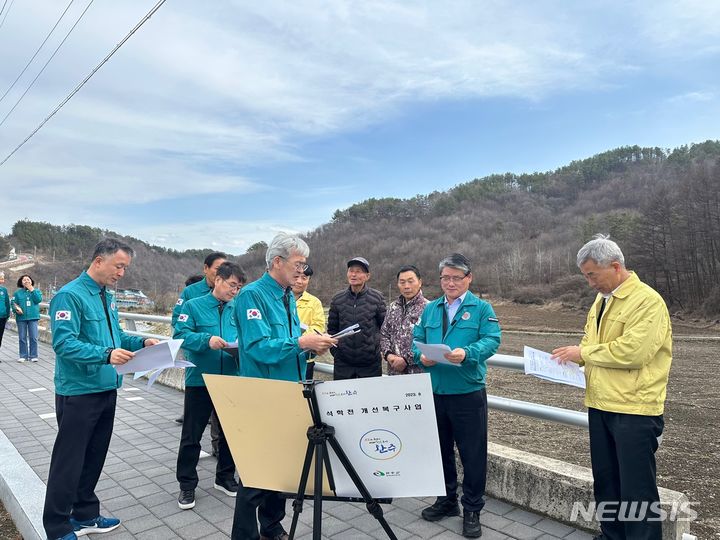 [전주=뉴시스] 임상규 전북도 행정부지사(오른쪽 두번째)가 28일 완주군 소재 석학천 현장을 찾아 해빙기 취약시설 현황과 안전관리 점검에 나섰다. 2024.02.28 (사진= 전북자치도 제공) *재판매 및 DB 금지